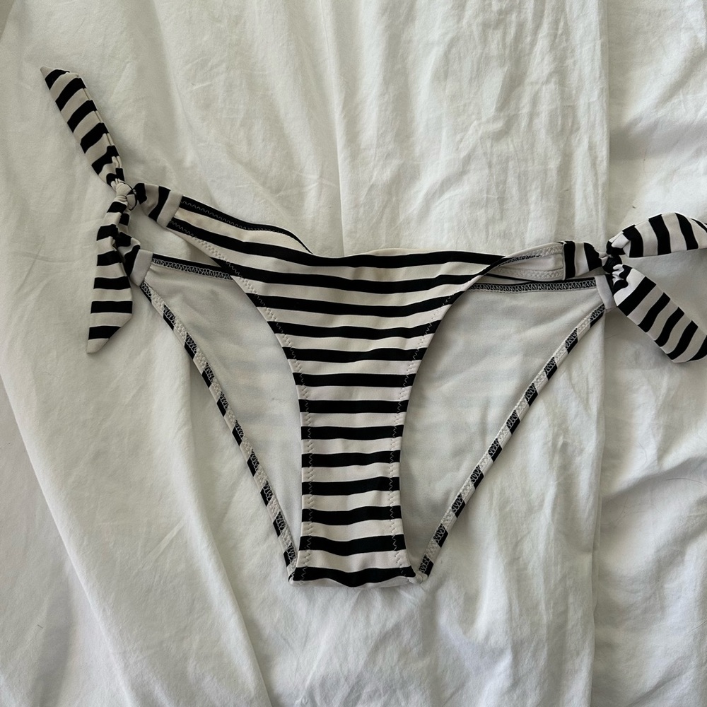 💥 (10 for $10) H&M White and Black Bikini Bottom